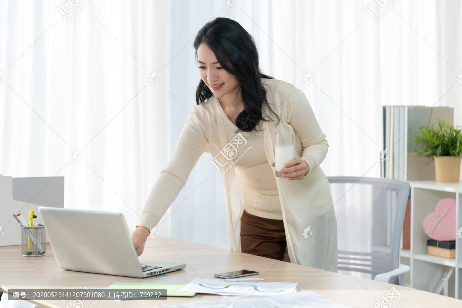年轻女子休闲办公