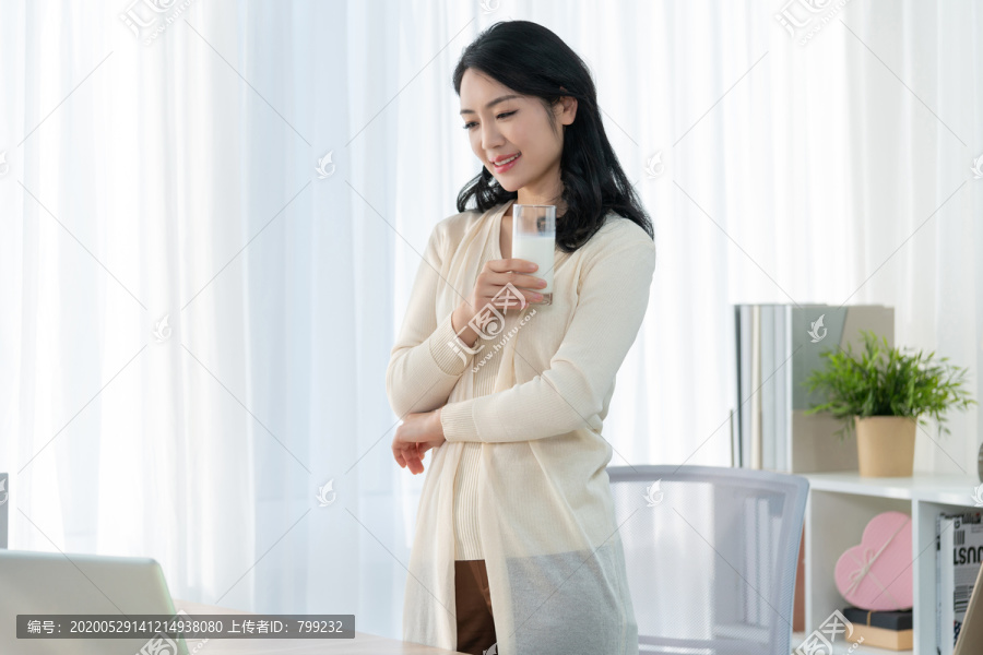 年轻女子休闲办公