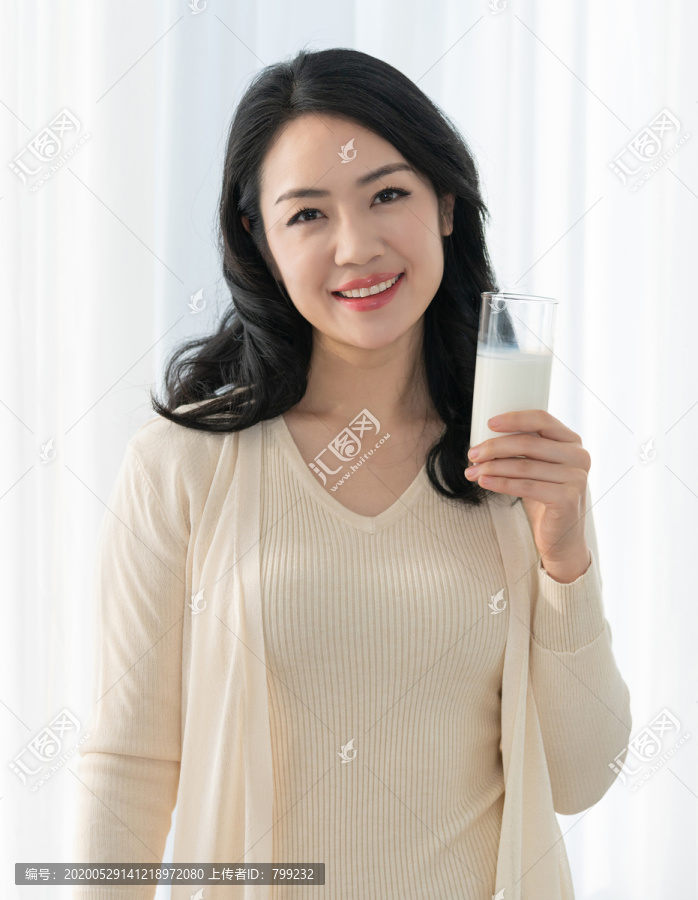 女人和牛奶