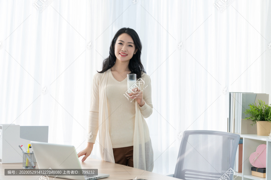 年轻女子休闲办公