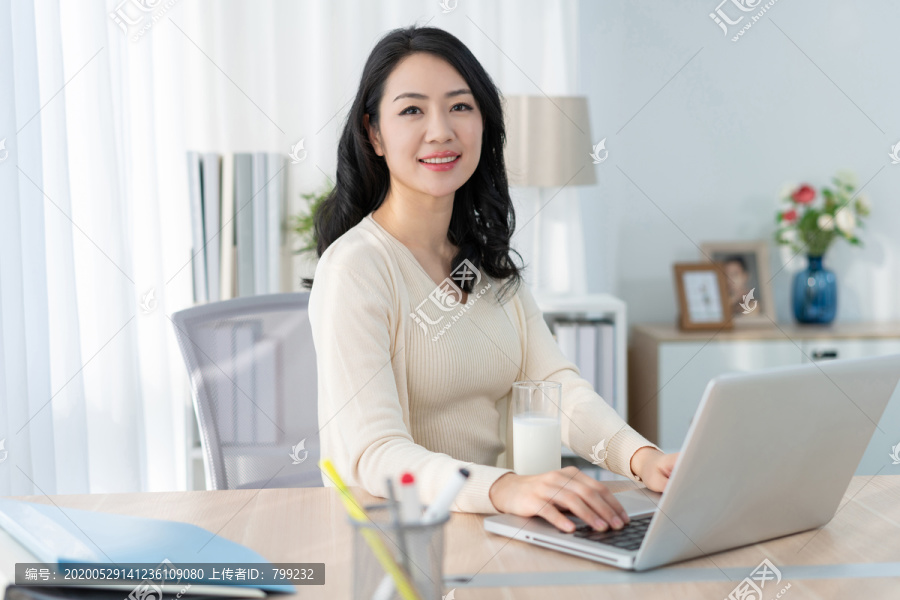 年轻女子休闲办公