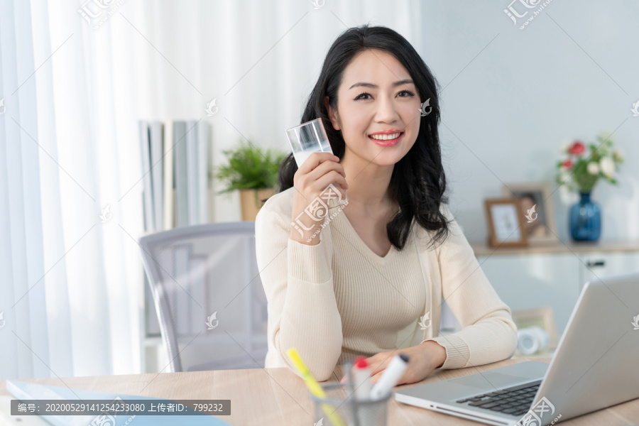 年轻女子休闲办公