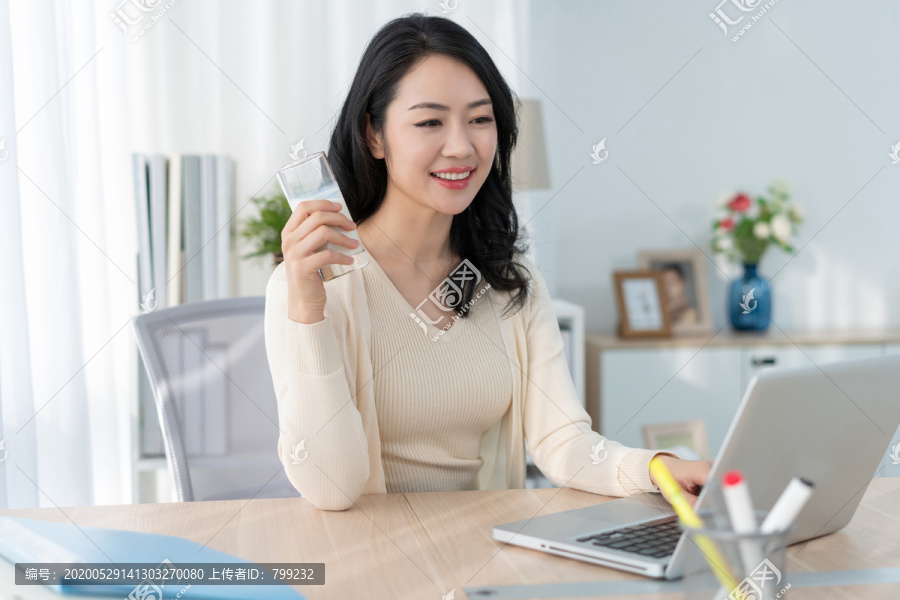 年轻女子休闲办公