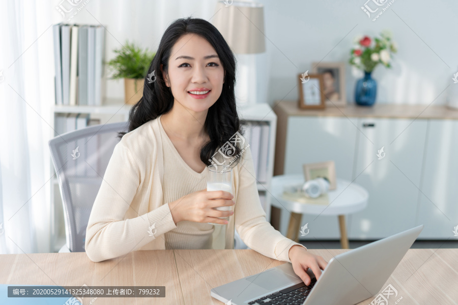 年轻女子休闲办公