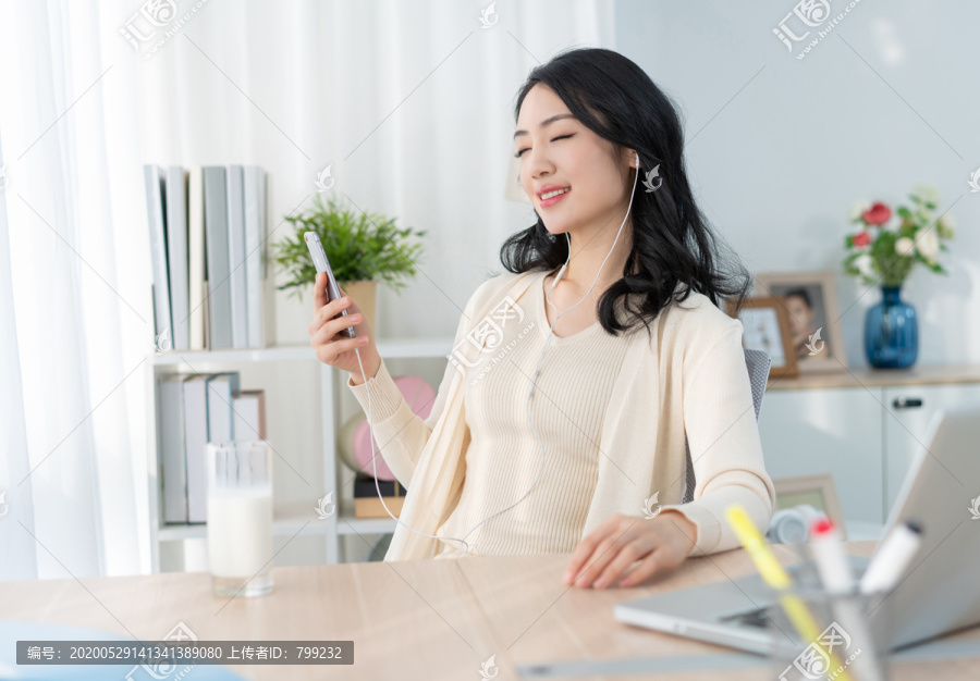 年轻女子休闲办公