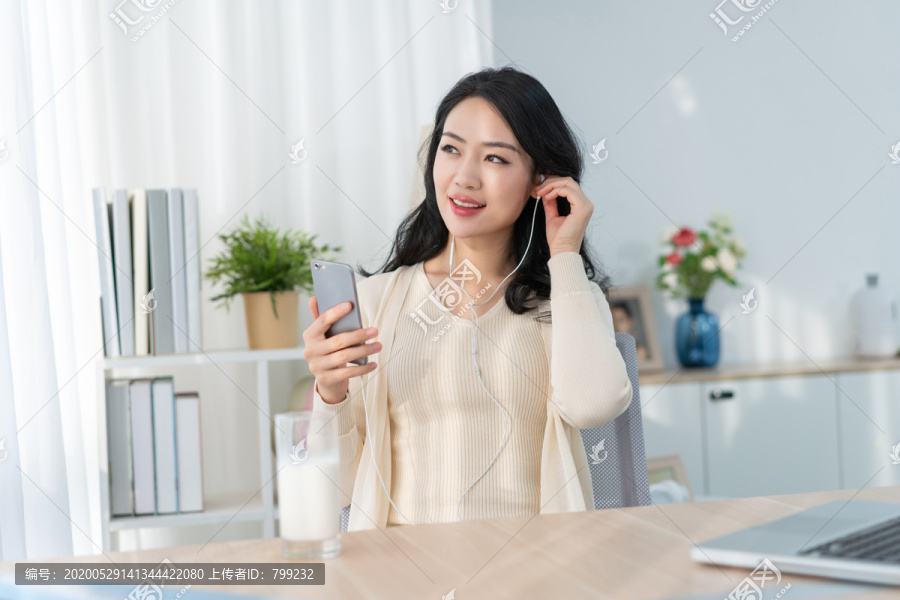 年轻女子休闲办公