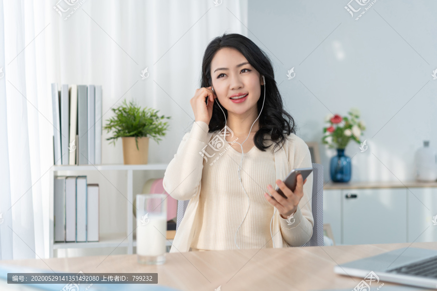年轻女子休闲办公