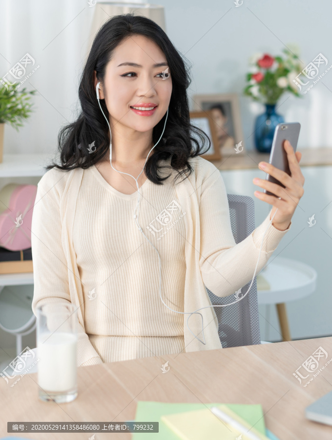 年轻女子休闲办公