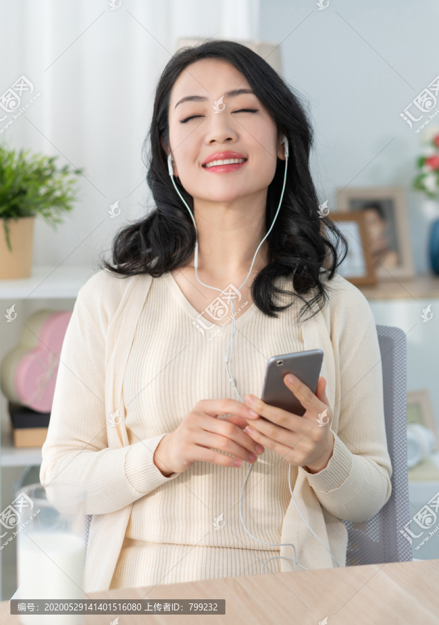 年轻女子休闲时光