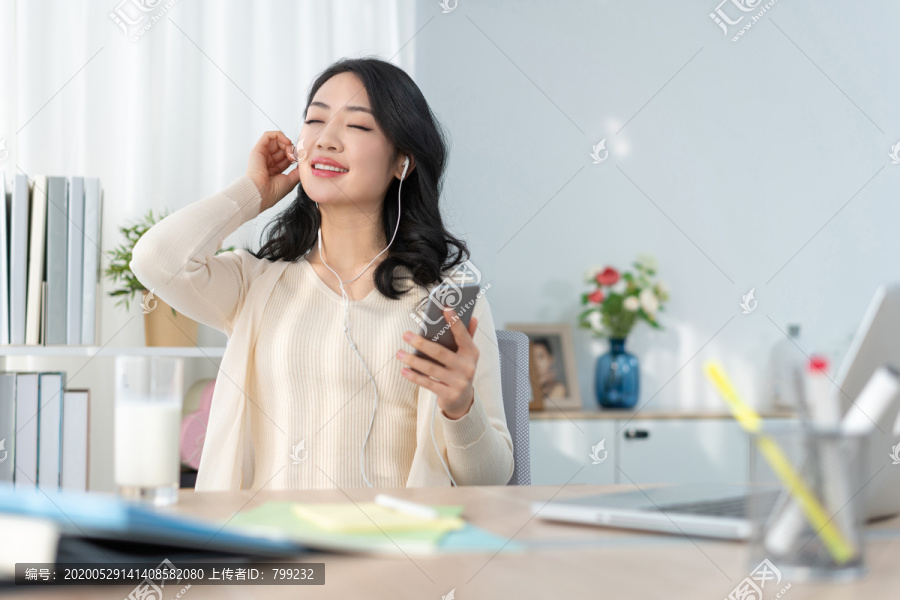 年轻女子休闲办公