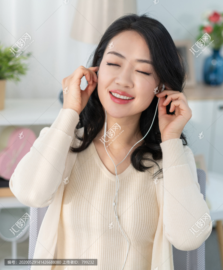 年轻女子休闲时光