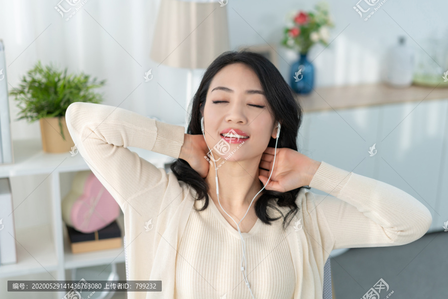 年轻女子休闲时光