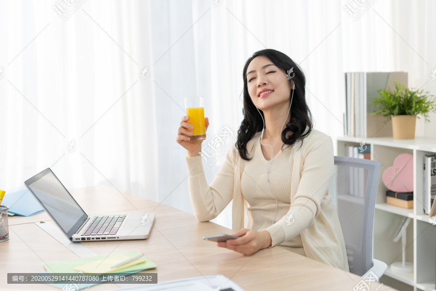 年轻女子休闲办公