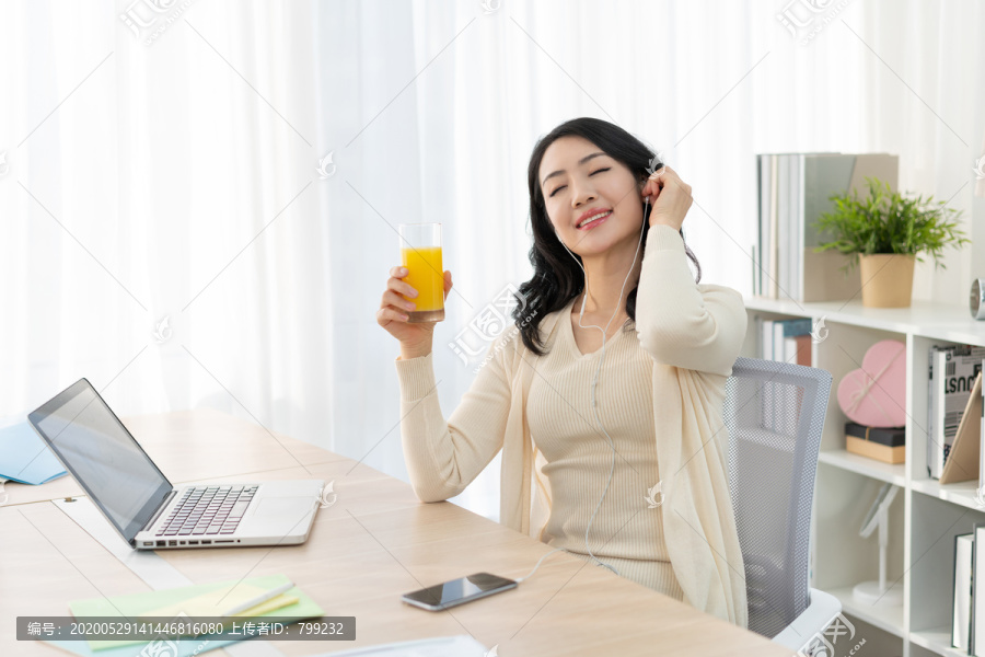 年轻女子休闲办公