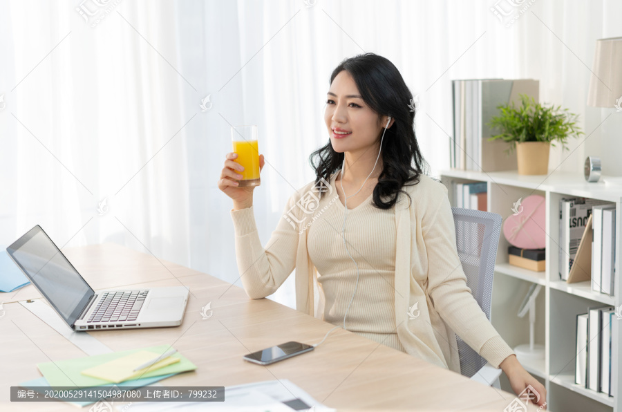 年轻女子休闲办公