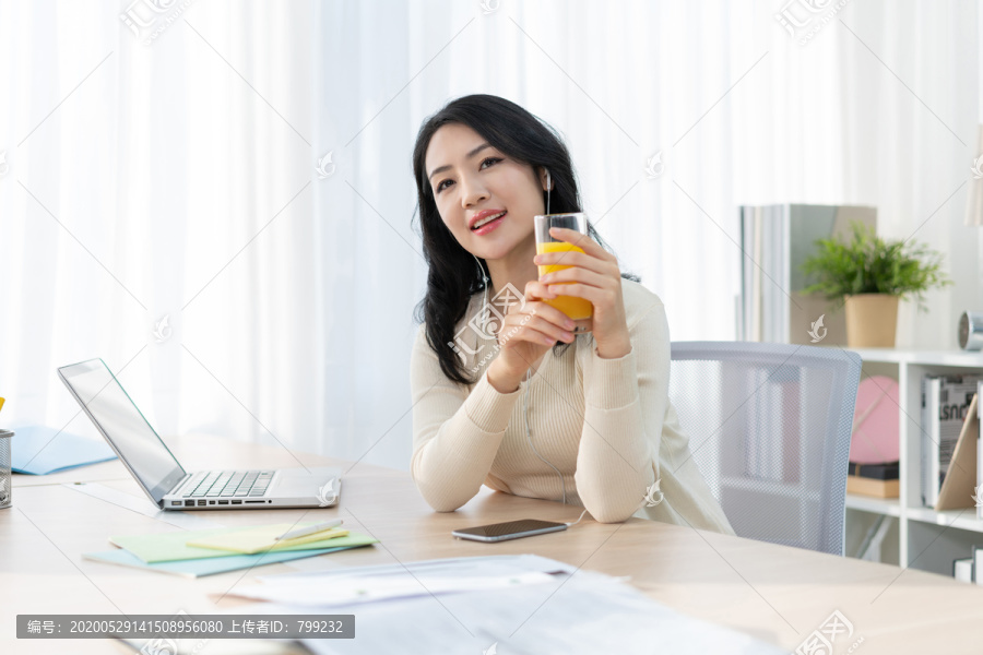 年轻女子休闲办公