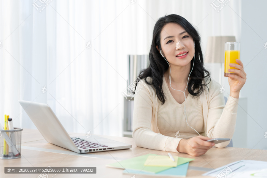 年轻女子休闲办公