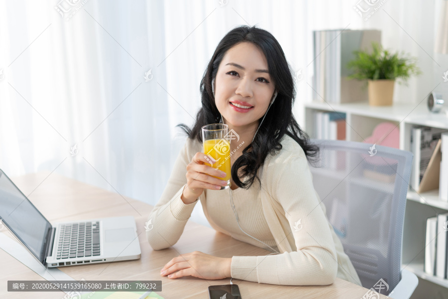 年轻女子休闲办公