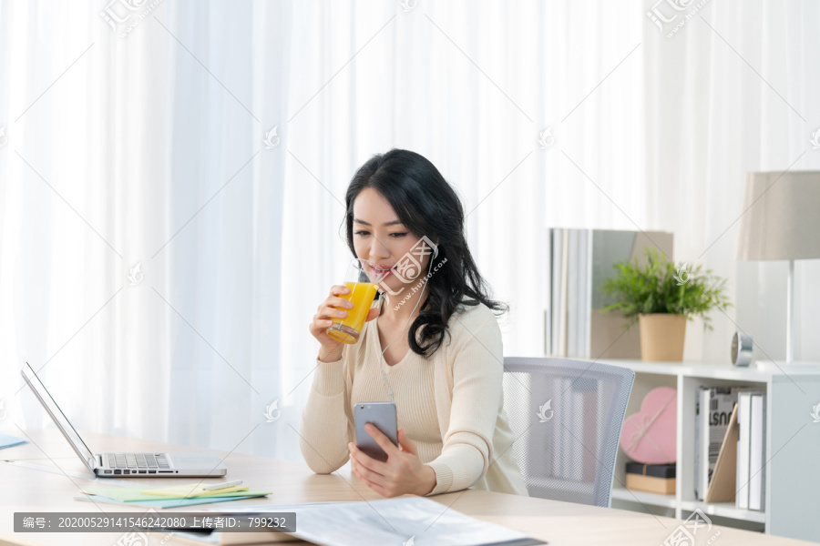 年轻女子休闲办公