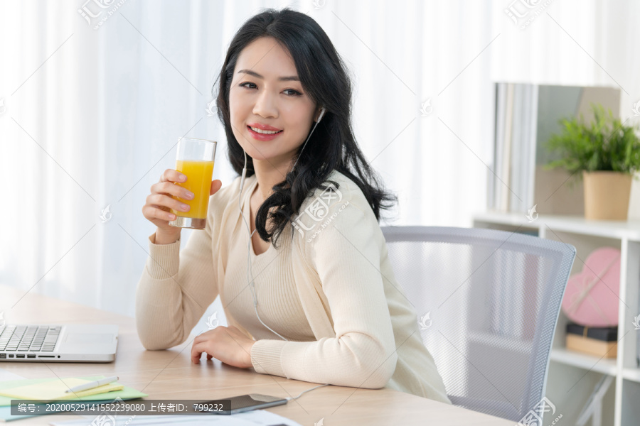 年轻女子休闲办公