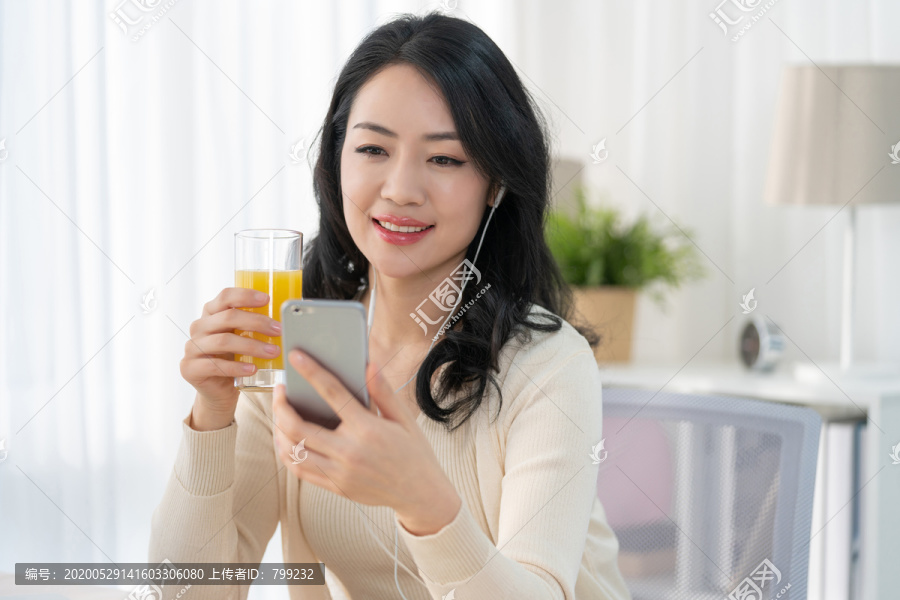 年轻女子使用手机