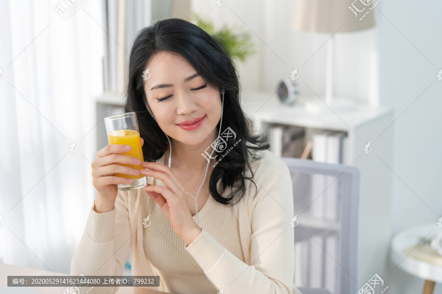 年轻女子休闲时光