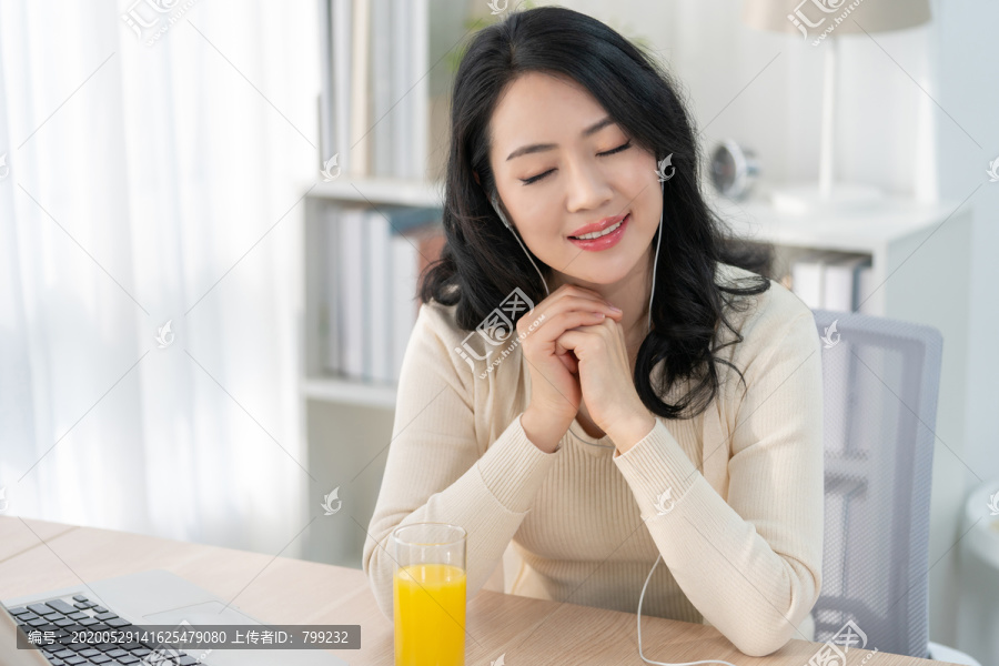 年轻女子听音乐