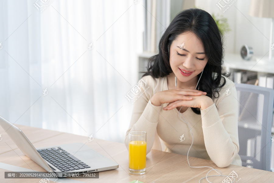 年轻女子听音乐