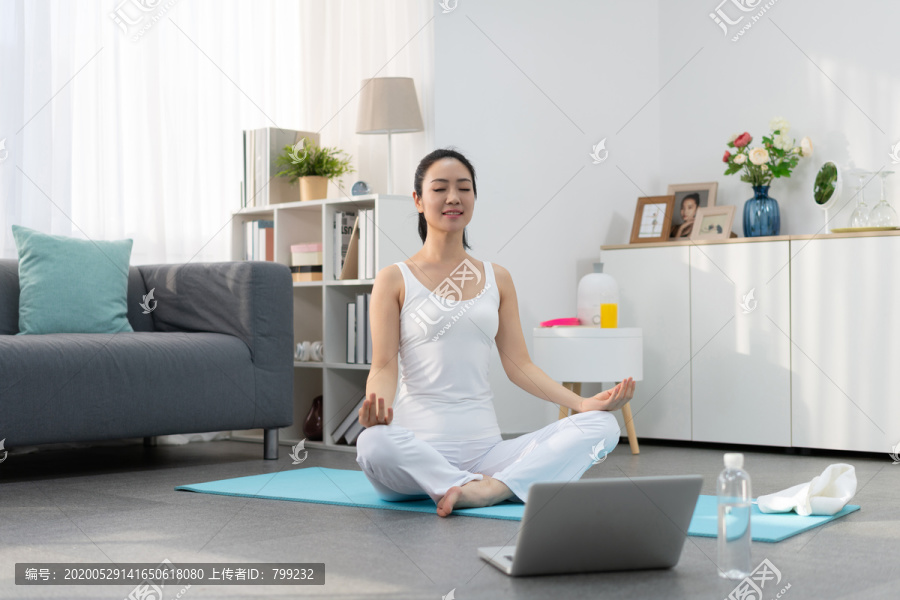 年轻女子在家练习瑜伽