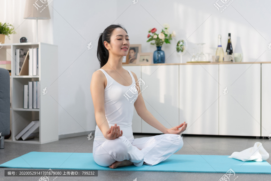 年轻女子在家练习瑜伽