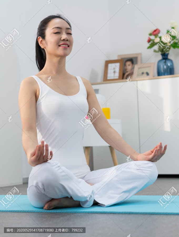 年轻女子在家练习瑜伽
