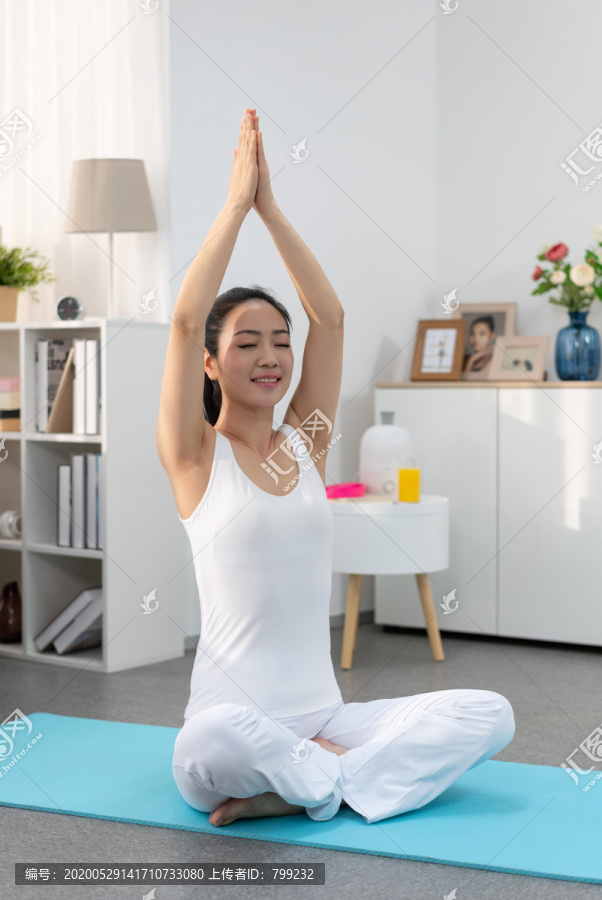年轻女子在家练习瑜伽