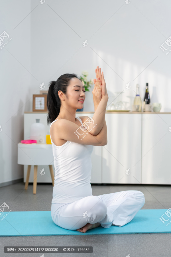 年轻女子在家练习瑜伽
