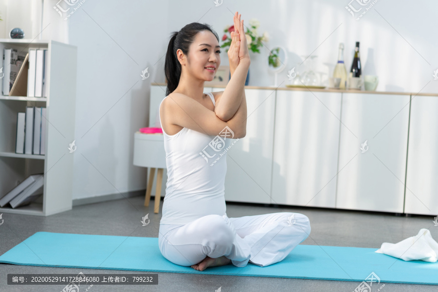 年轻女子在家练习瑜伽