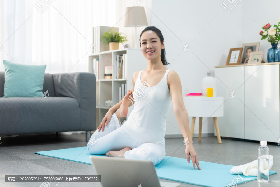 年轻女子在家练习瑜伽