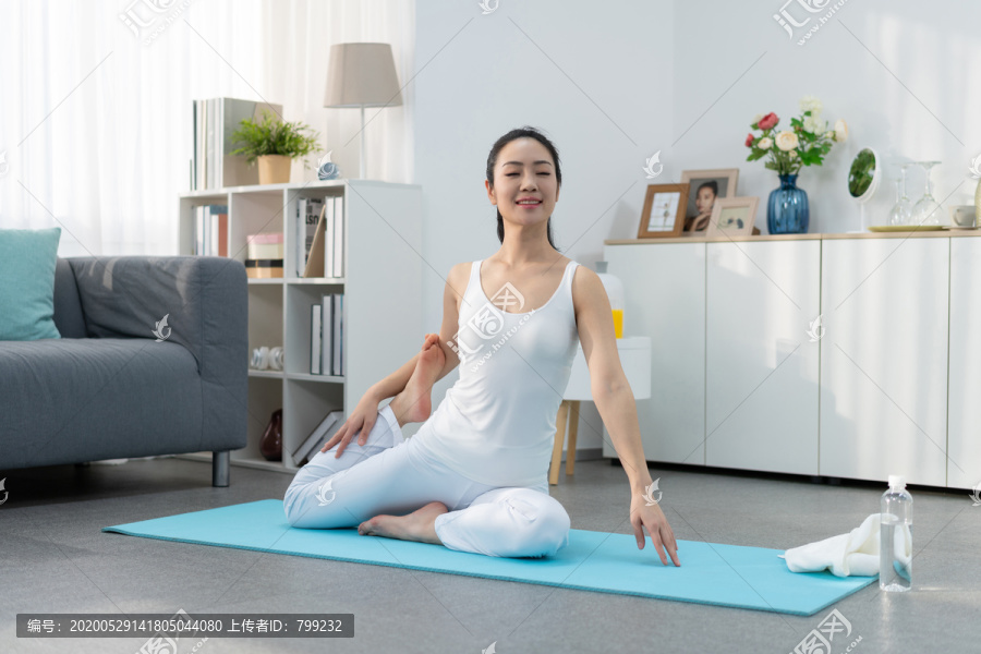 年轻女子在家练习瑜伽