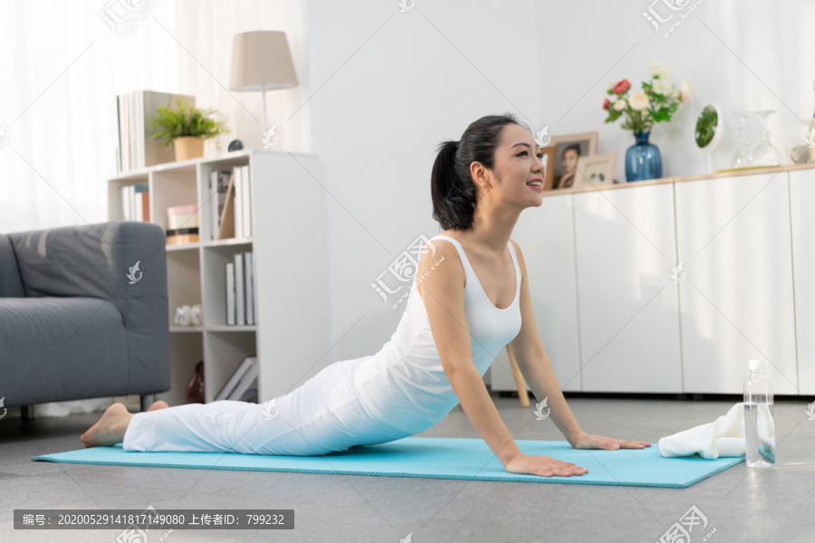 年轻女子在家练习瑜伽