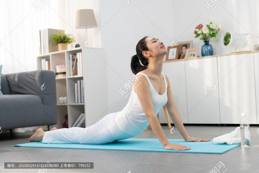 年轻女子在家练习瑜伽