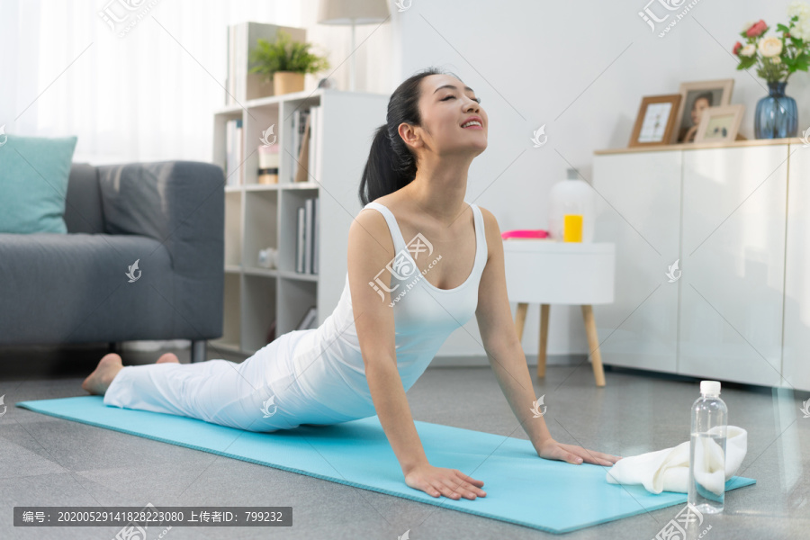 年轻女子在家练习瑜伽