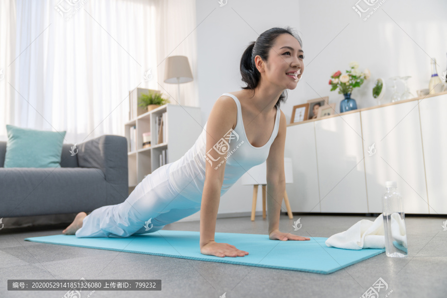年轻女子在家练习瑜伽