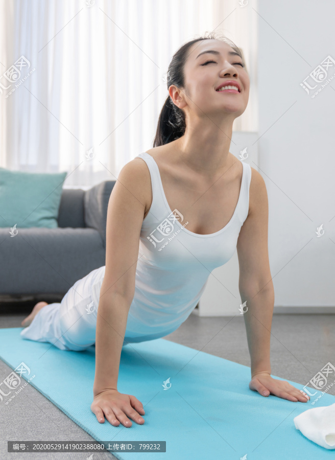 年轻女子在家练习瑜伽