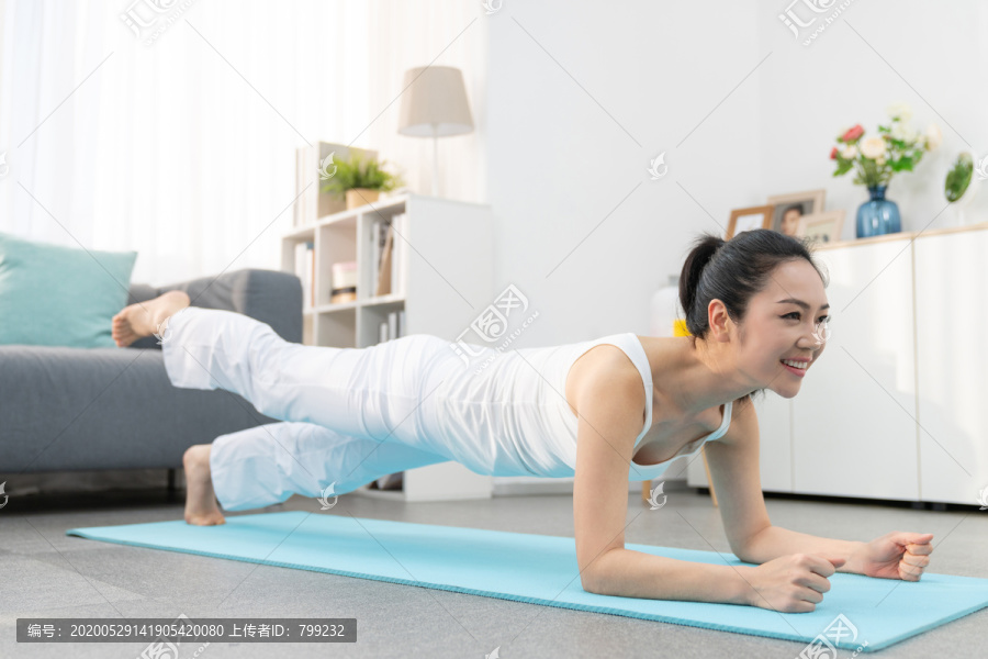 年轻女子在家练习瑜伽