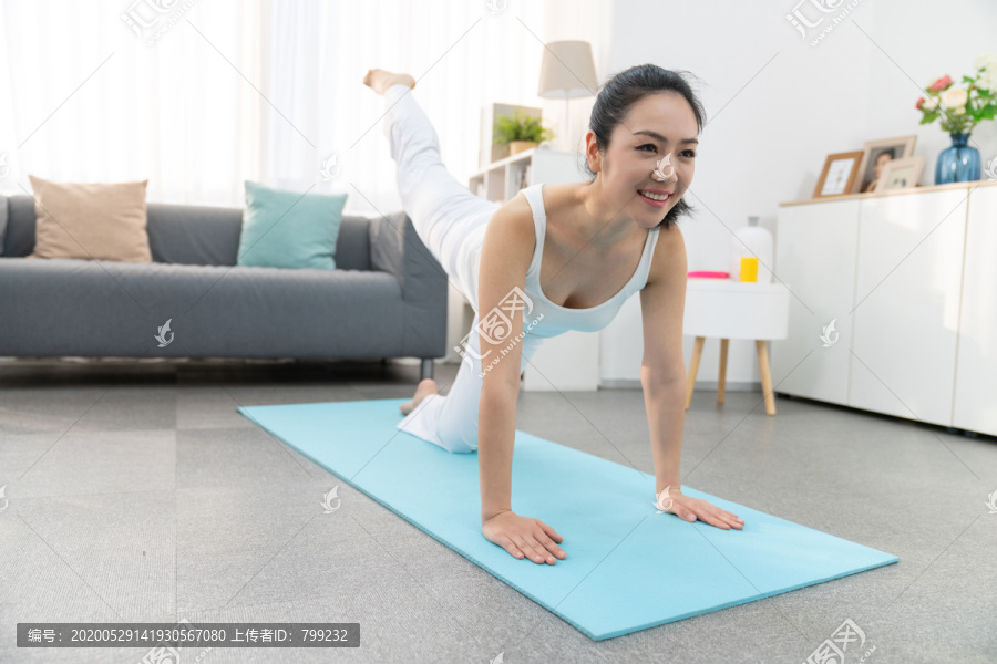 年轻女子在家练习瑜伽