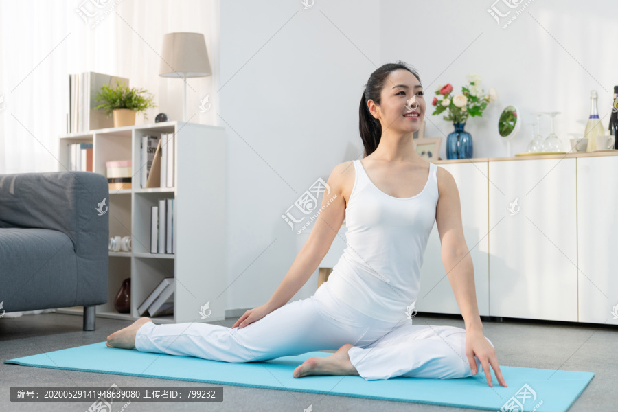 年轻女子在家练习瑜伽