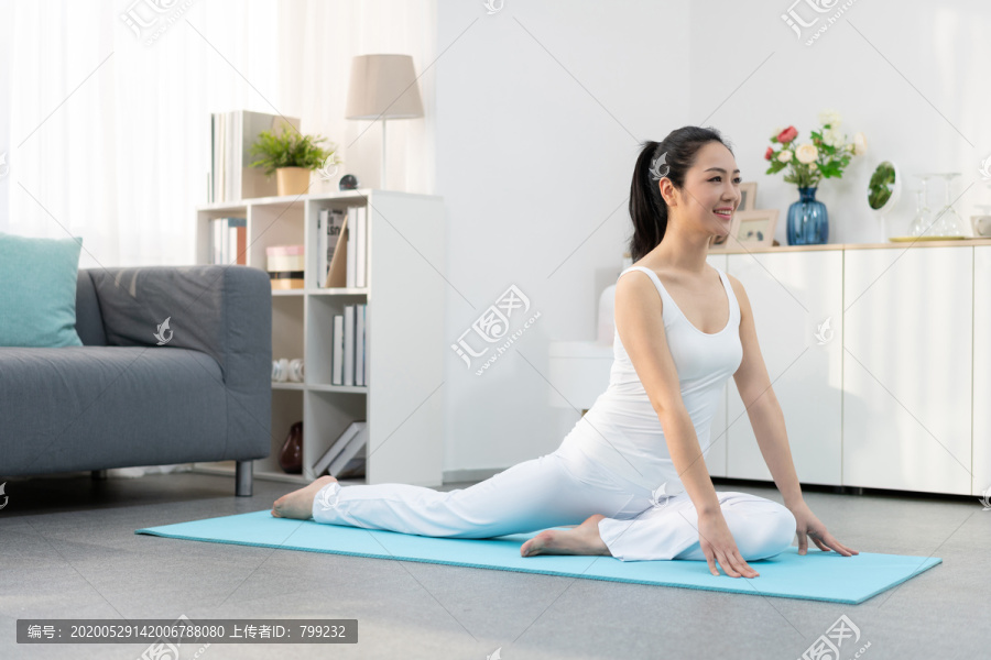 年轻女子在家练习瑜伽