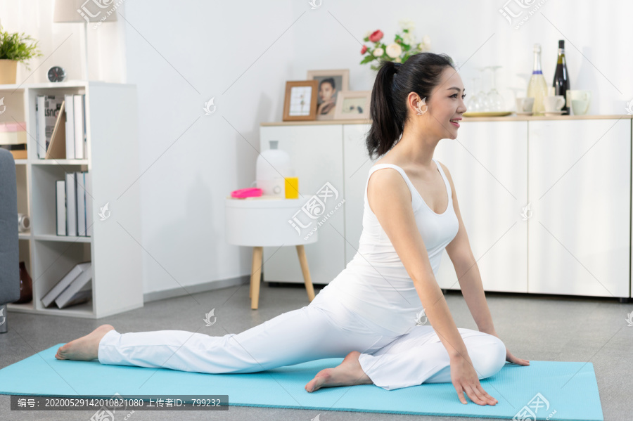 年轻女子在家练习瑜伽