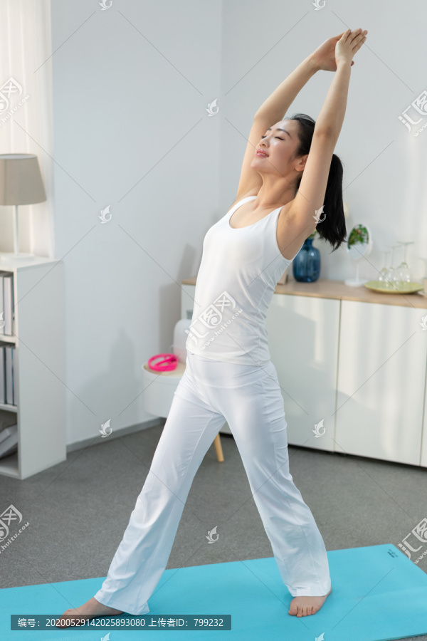年轻女子在家练习瑜伽