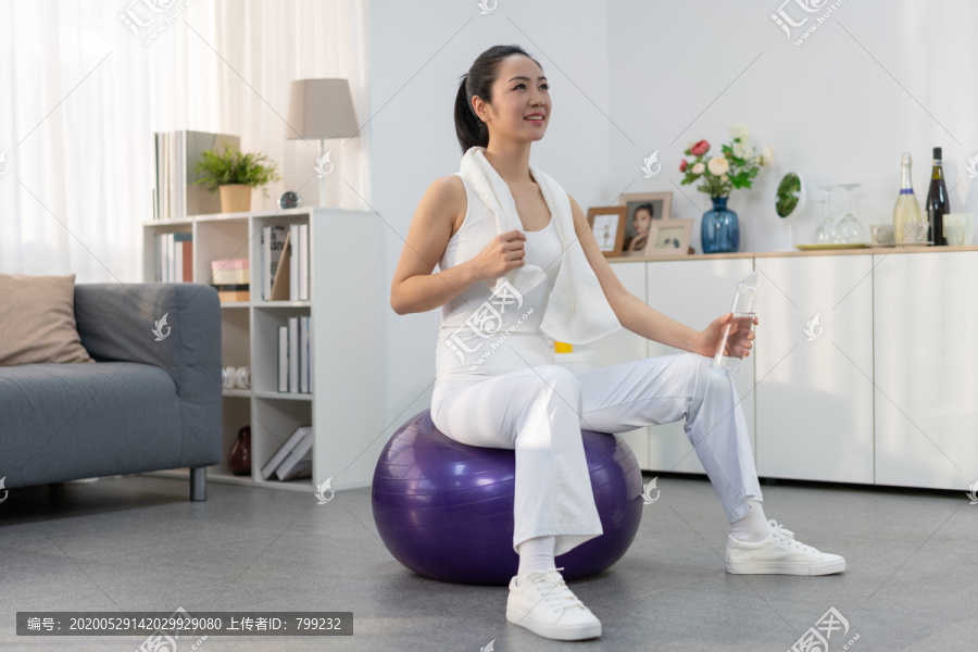 年轻女子在家练习瑜伽