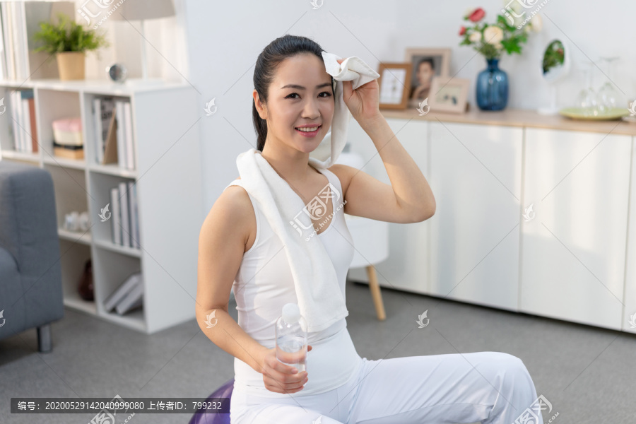 年轻女子在家练习瑜伽