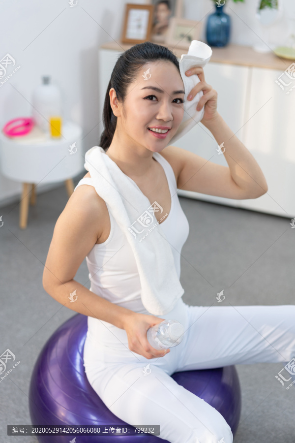 年轻女子在家练习瑜伽